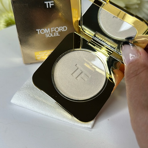 Tom Ford radiant perfecting powder color 01 Gilt Glow new LIMITED EDITION - Picture 2 of 9